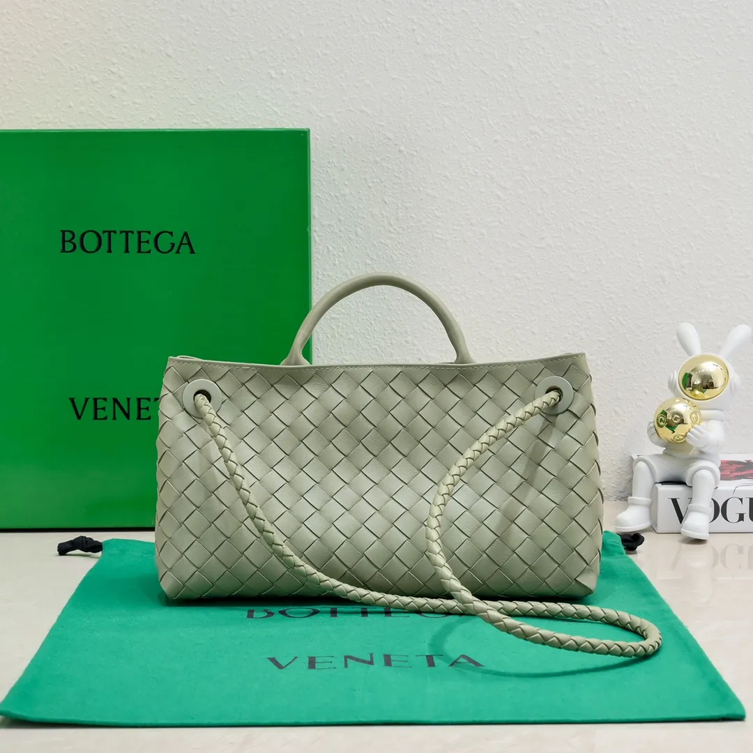 Batch 1960 #Bottega Veneta new horizontal Andiamo handbag, many stars have the same style 🎈 Classic full-body leather weaving with golden rope buckle, stable and chic enough [proud] The whole body is made of Nappa sheep leather, comfortable, soft and dynamic. The sliding metal rope buckle can adjust the shoulder strap, single shoulder / handbag / crossbody, multiple carrying methods, large bag capacity, suitable for commuting / daily / travel This bag is divided into small/medium/large sizes. There is always one that suits you, so take me with you🎀🎀 Size: 29x18x10 Model: 6463#
